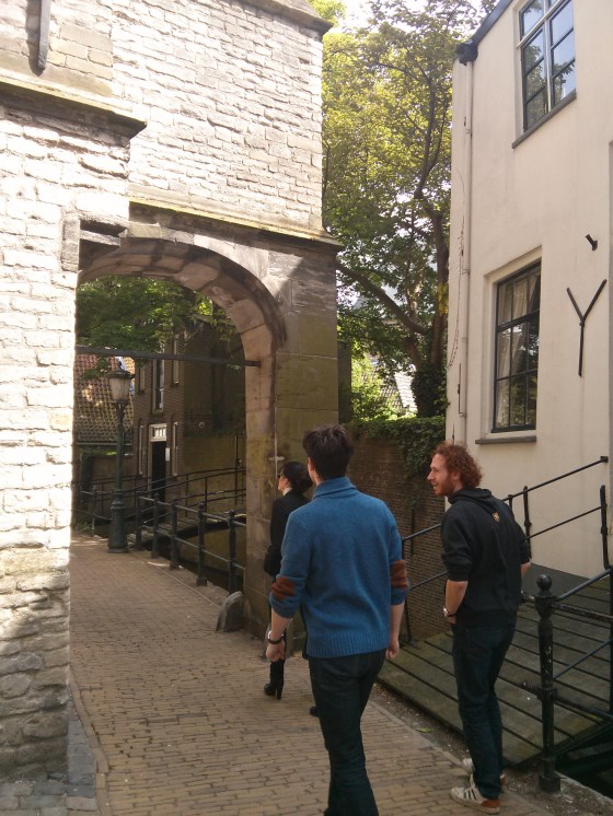 Walking along a small street called Achter de Kerk (behind the church), which is situated behind the Sint Janskerk