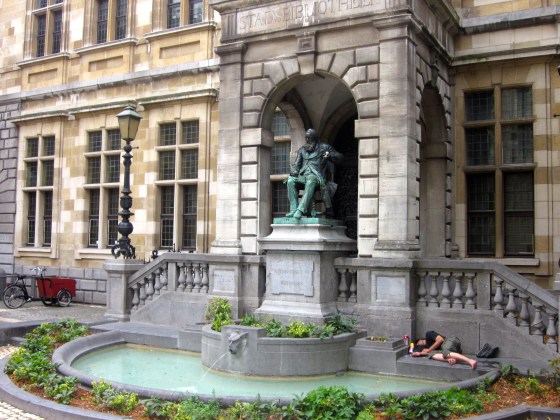 Hendrik Conscienceplein, 4 in the afternoon, someone passed out and a beer in poor Hendrik's hand