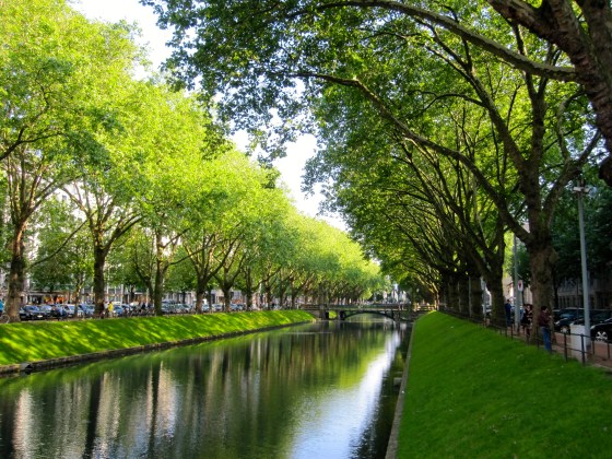 Köningsallee, the chic shopping district in Düsseldorf