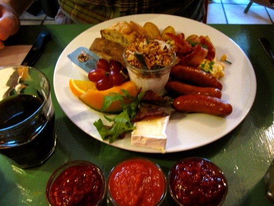 Koen's Scrambled eggs, bacon, chili sausages, oven-baked potatoes. Brie, greens & fruits. Skyr with homemade roasted muesli. Bread & butter.