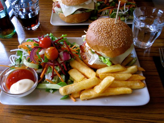 Koen and I both ordered the bacon burger